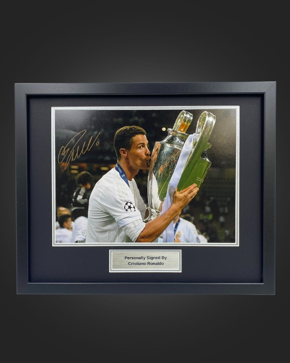 Cristiano Ronaldo Signed Photo (2) Cristiano Ronaldo Signed Photo (2)